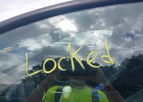 2024 Tesla Model Y Long Range Dual Motor All-Wheel Drive z USA, uszkodzony, nr VIN 7SAYGDEE7RF130028